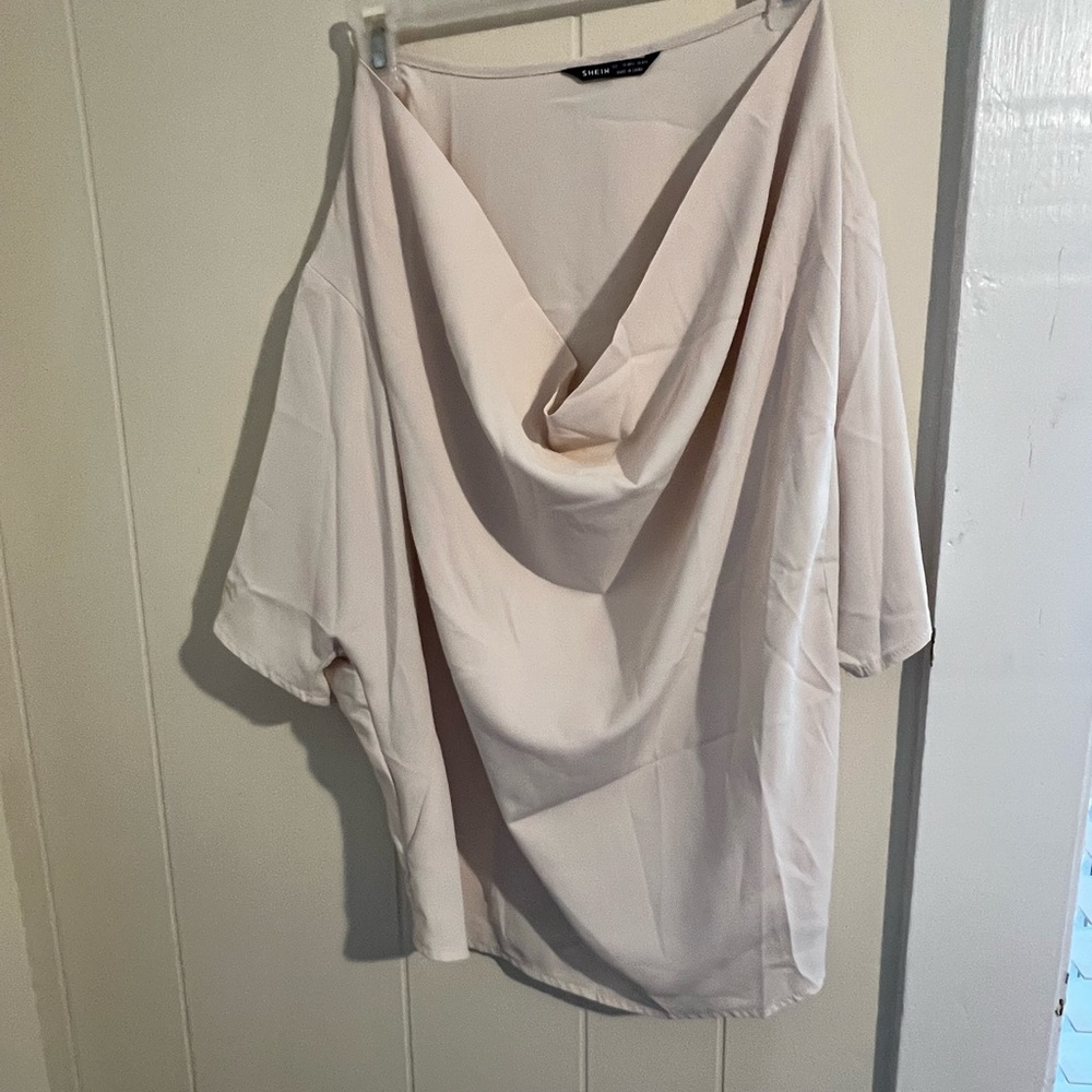 Quarter sleeve Cowell neck blouse